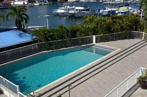Piscine de la Résidence les Boucaniers à Saint-François, Guadeloupe et vue sur la marina
