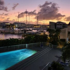 Piscine de la Résidence les Boucaniers à Saint-François, Guadeloupe et vue sur la marina