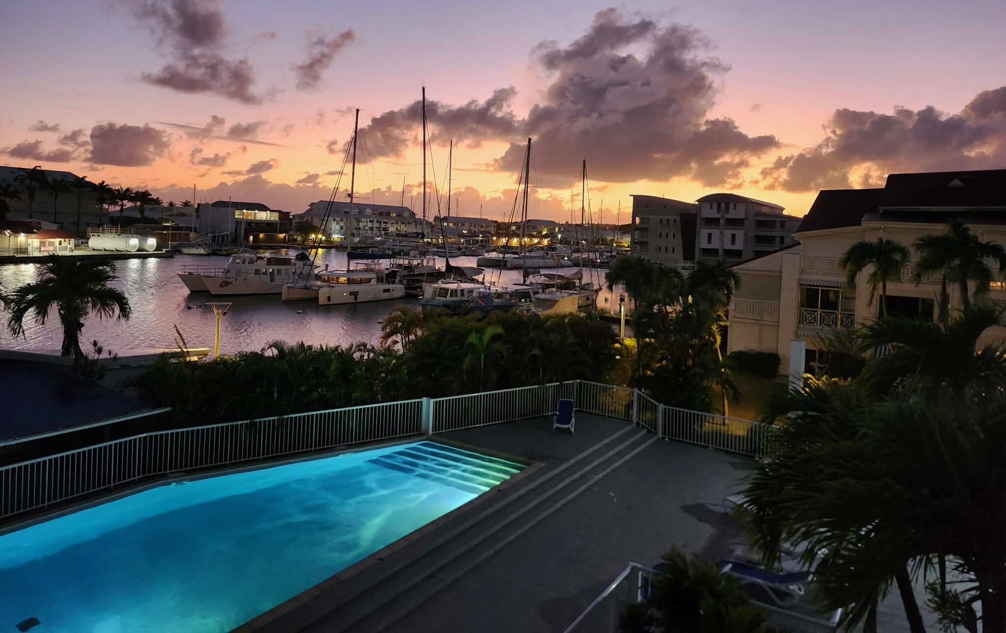 Piscine de la Résidence les Boucaniers à Saint-François, Guadeloupe et vue sur la marina